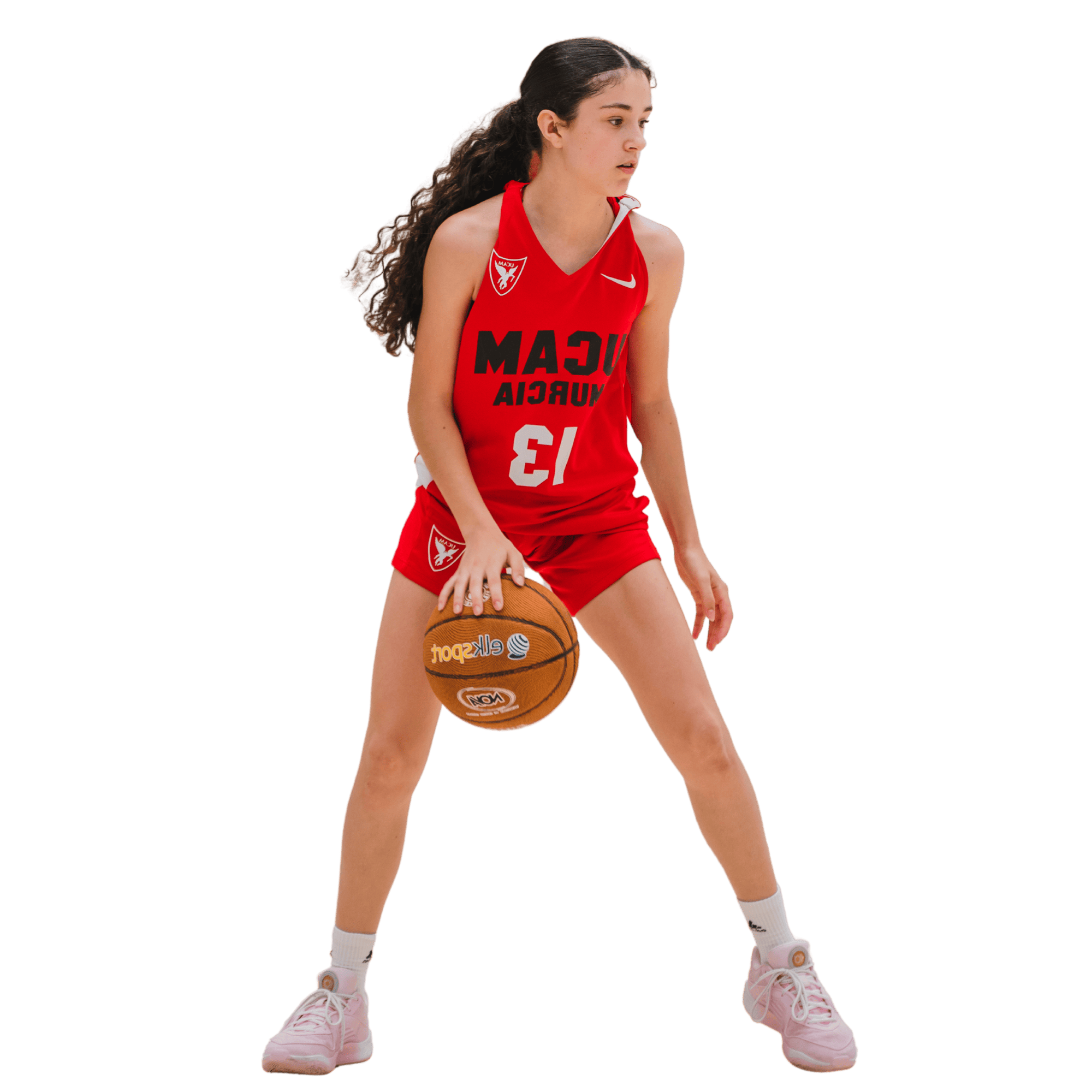 Jugadora de UCAM Murcia con balón de baloncesto v2