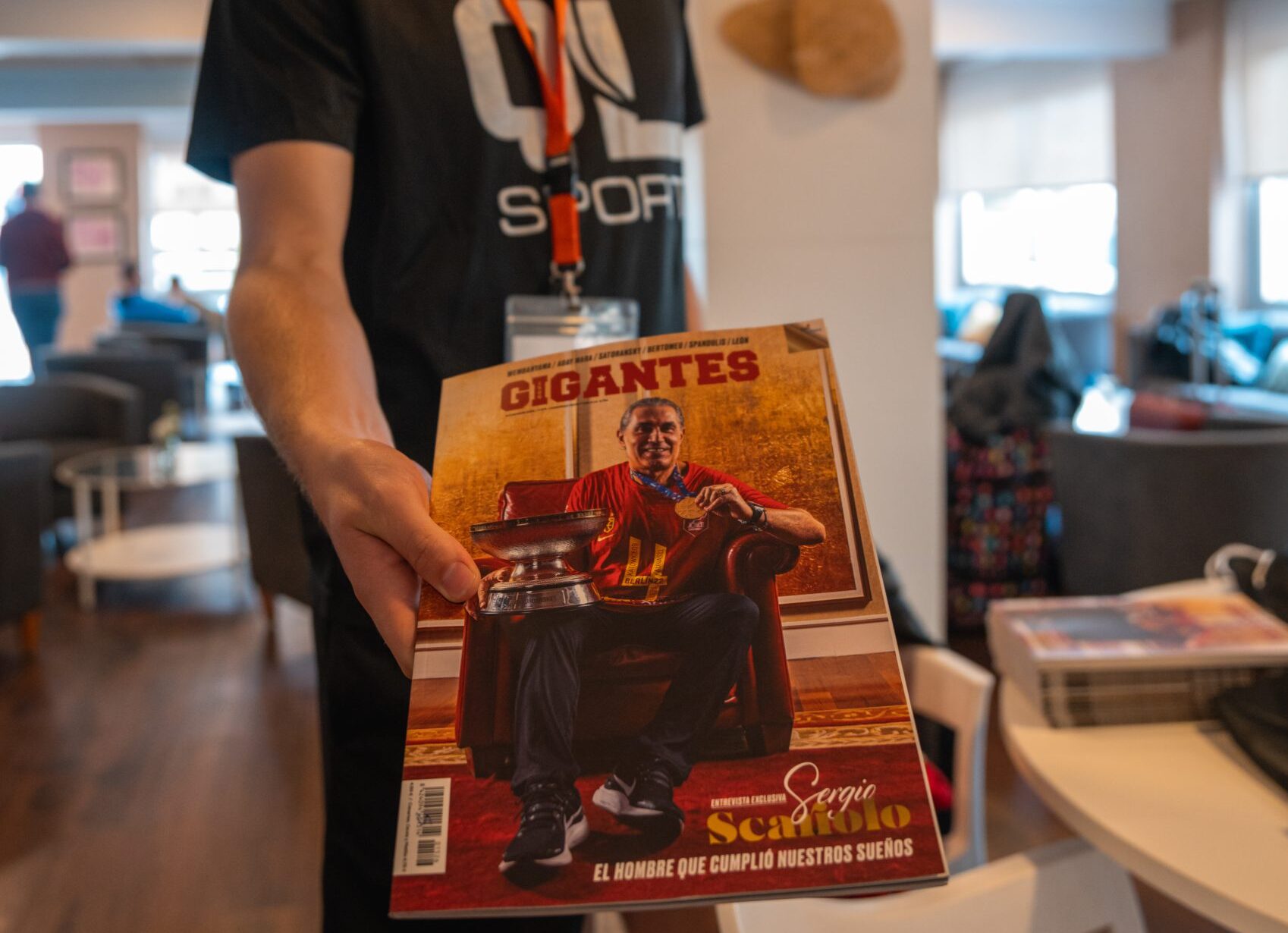 Personal de QLSPORT ofreciendo revista Gigantes