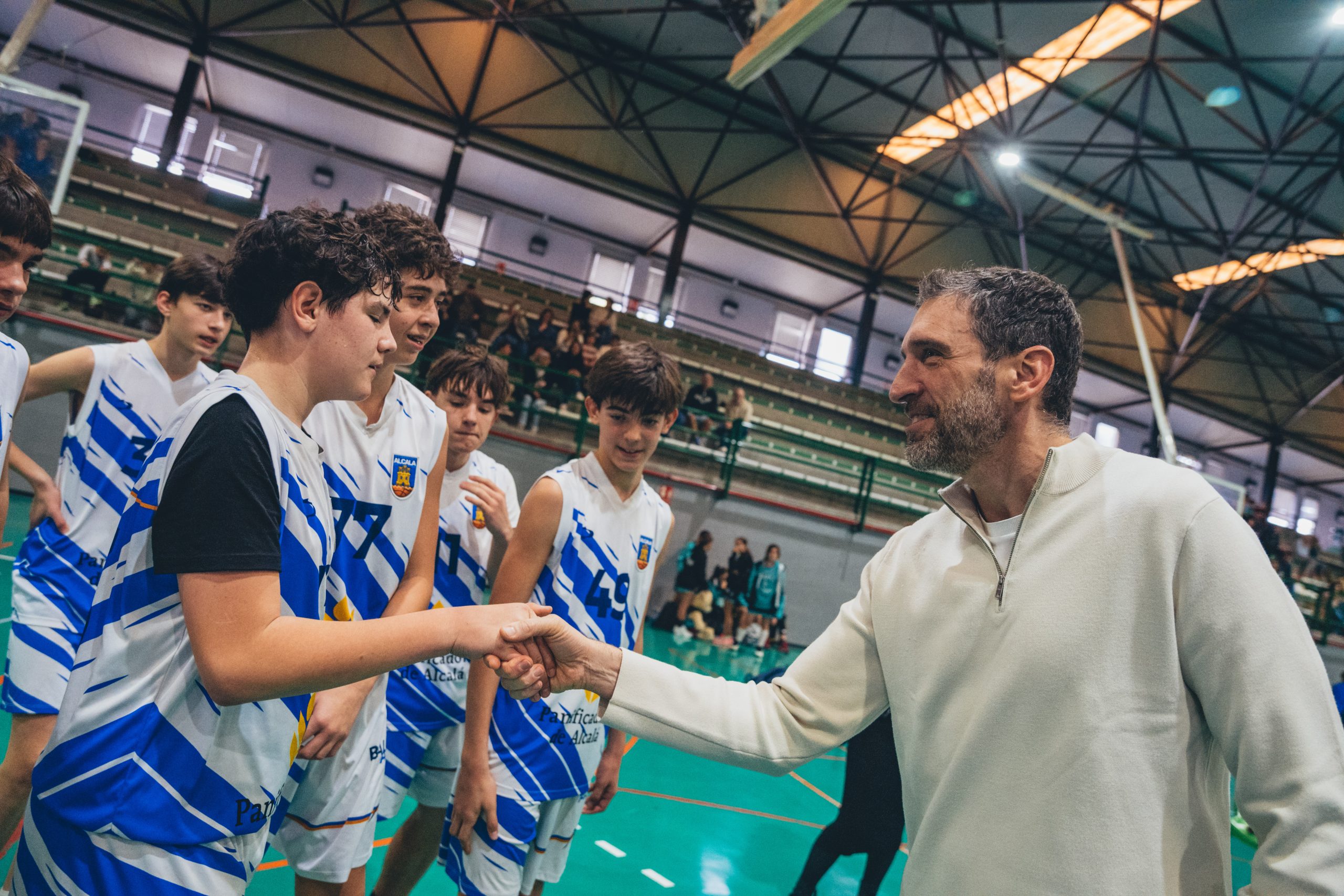 Ibón Navarro dando trofeos a jugadores de baloncesto en el torneo QLSPORT
