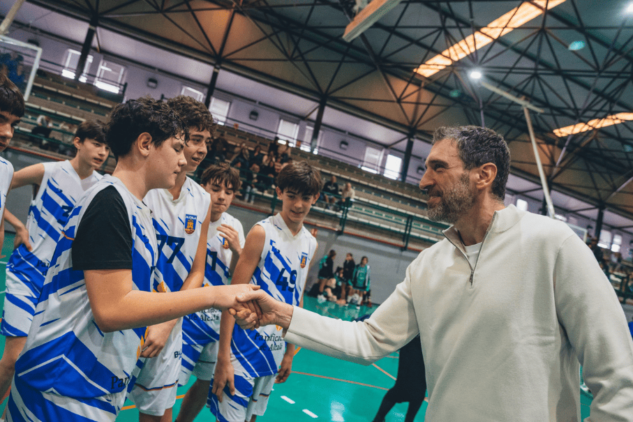 Ibón Navarro dando trofeos a jugadores de baloncesto en el torneo QLSPORT v2