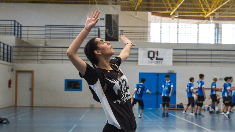 Chica jugando a volley en un torneo QLSPORT