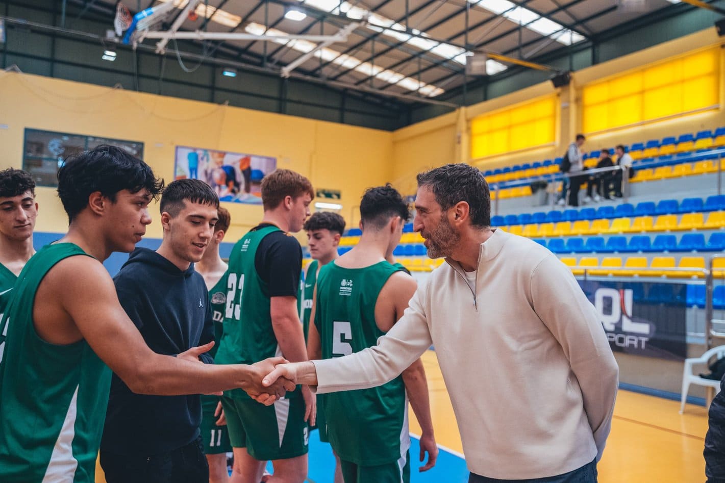 Ibón Navarro dando trofeos a jugadores de baloncesto en el torneo QLSPORT v3