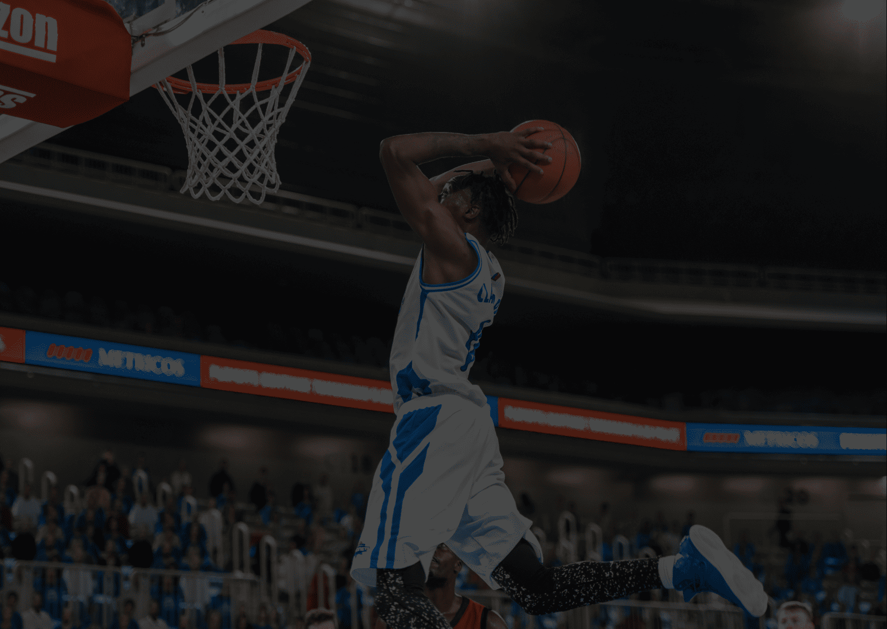 Jugador negro de baloncesto encestando